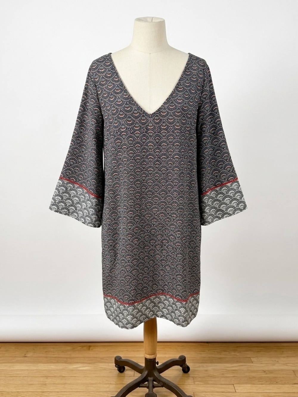 Bobeau Multicolor Patterned V-Neck Open Back Shift Dress with Bell Sleeves XL